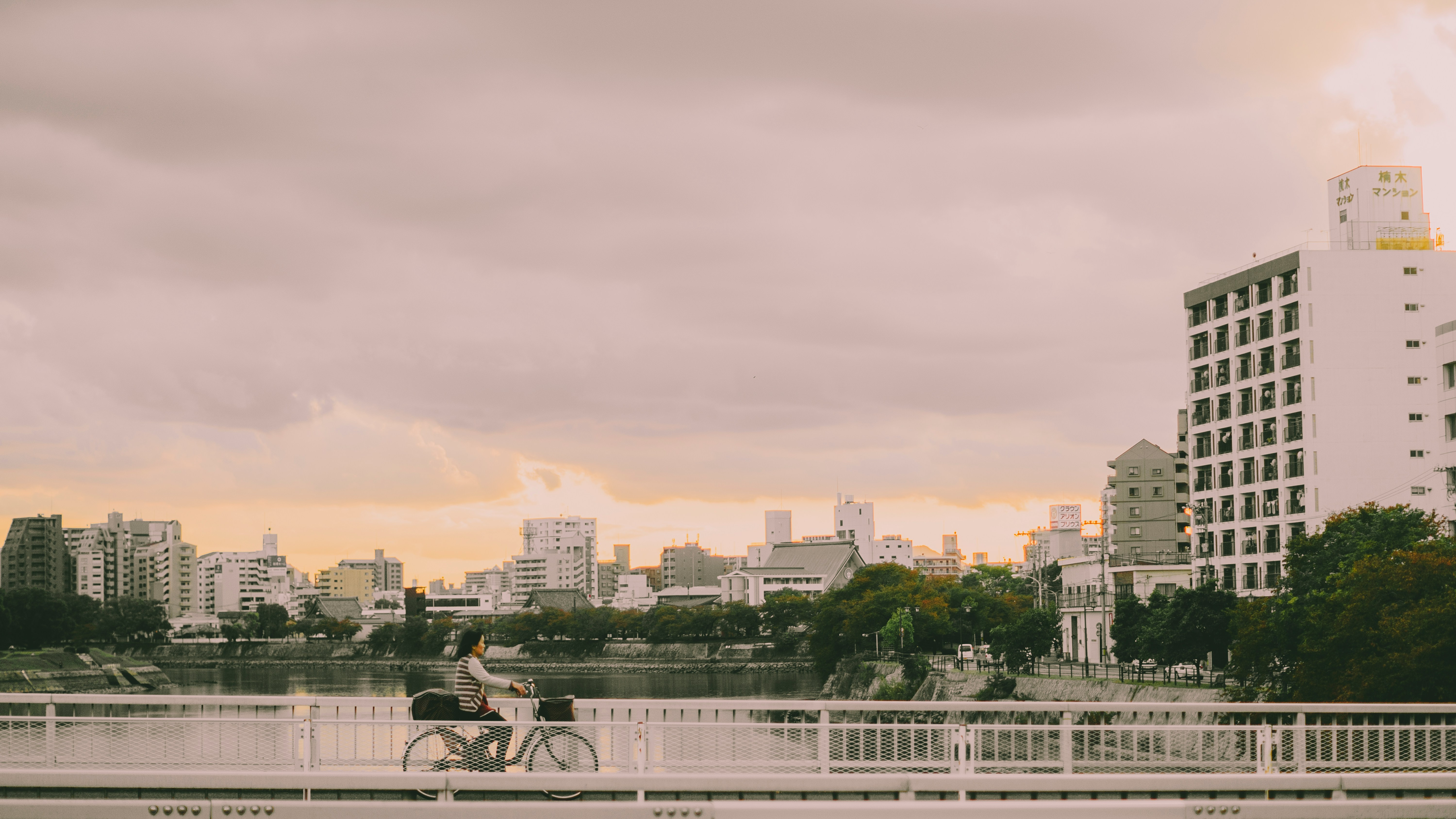 Vue du Dôme de la Bombe Atomique à Hiroshima au coucher du soleil