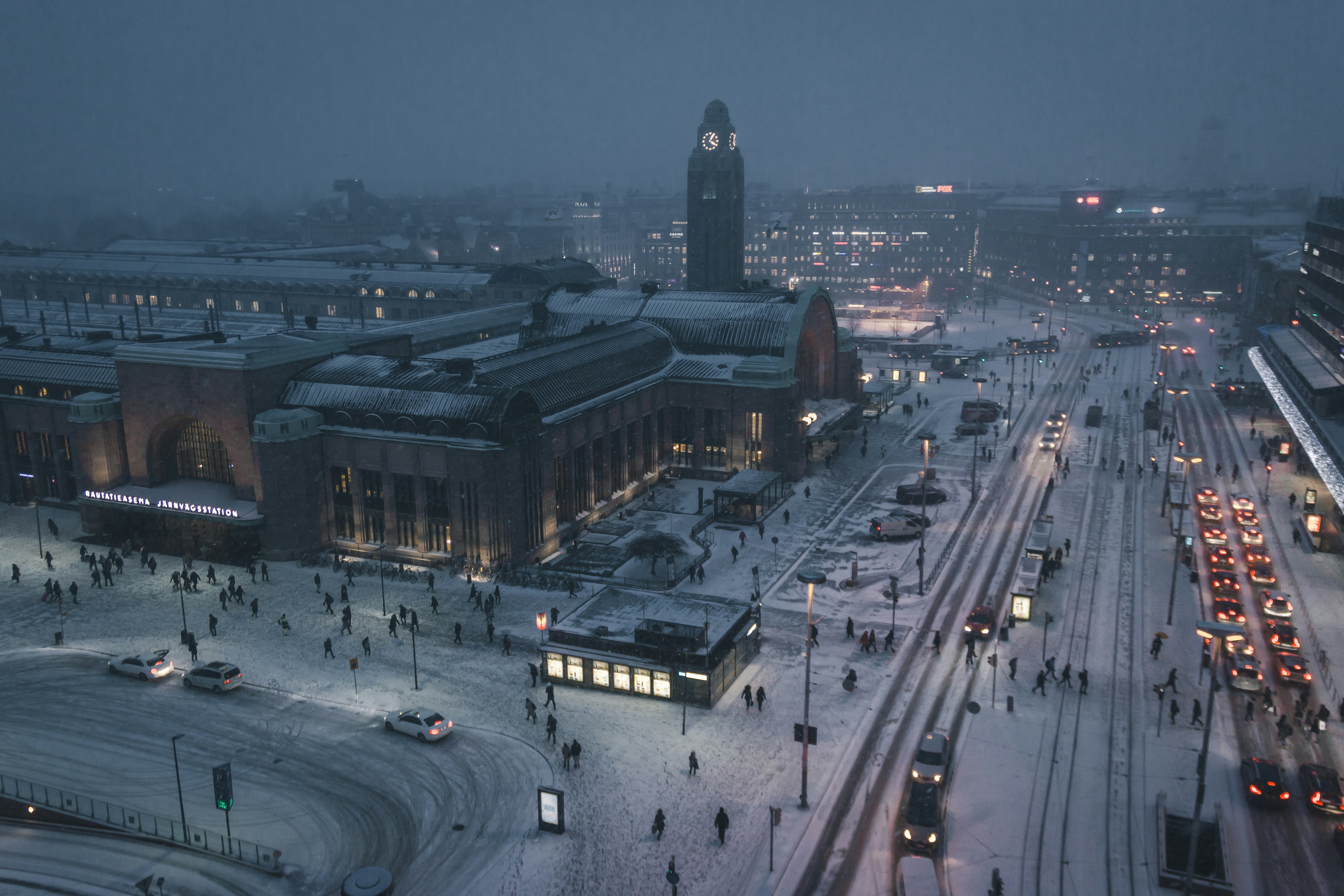 Vue sur les toits d'Helsinki avec la cathédrale et la mer au loin