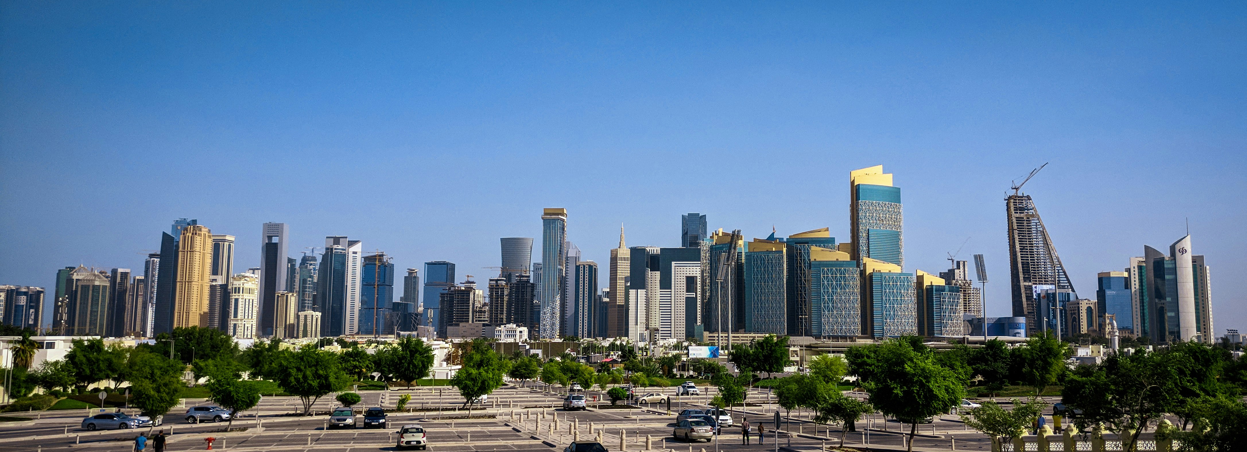 Vue sur les gratte-ciel modernes de Doha avec le Golfe Persique au premier plan