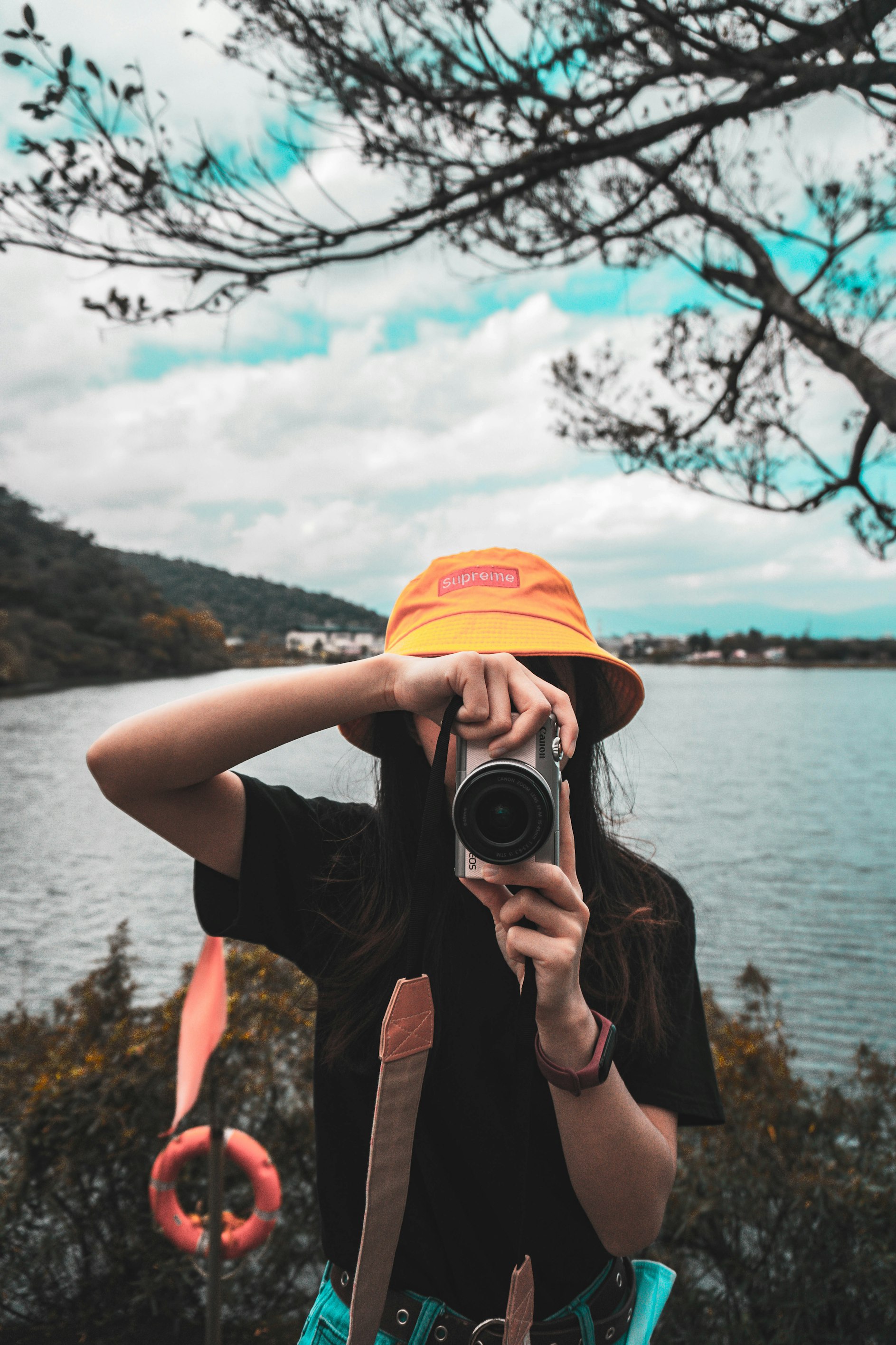 Voyageur prenant des photos en solo