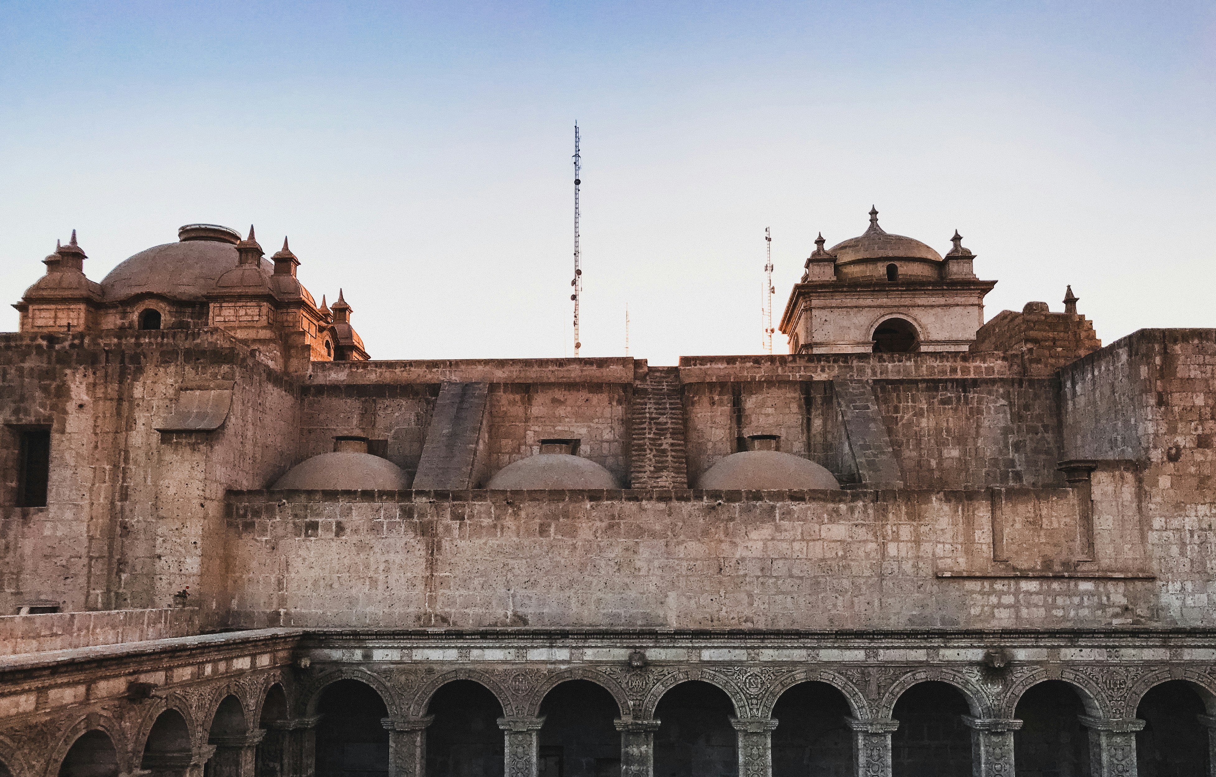 Vue de la Plaza de Armas d'Arequipa avec la cathédrale et le volcan Misti en arrière-plan