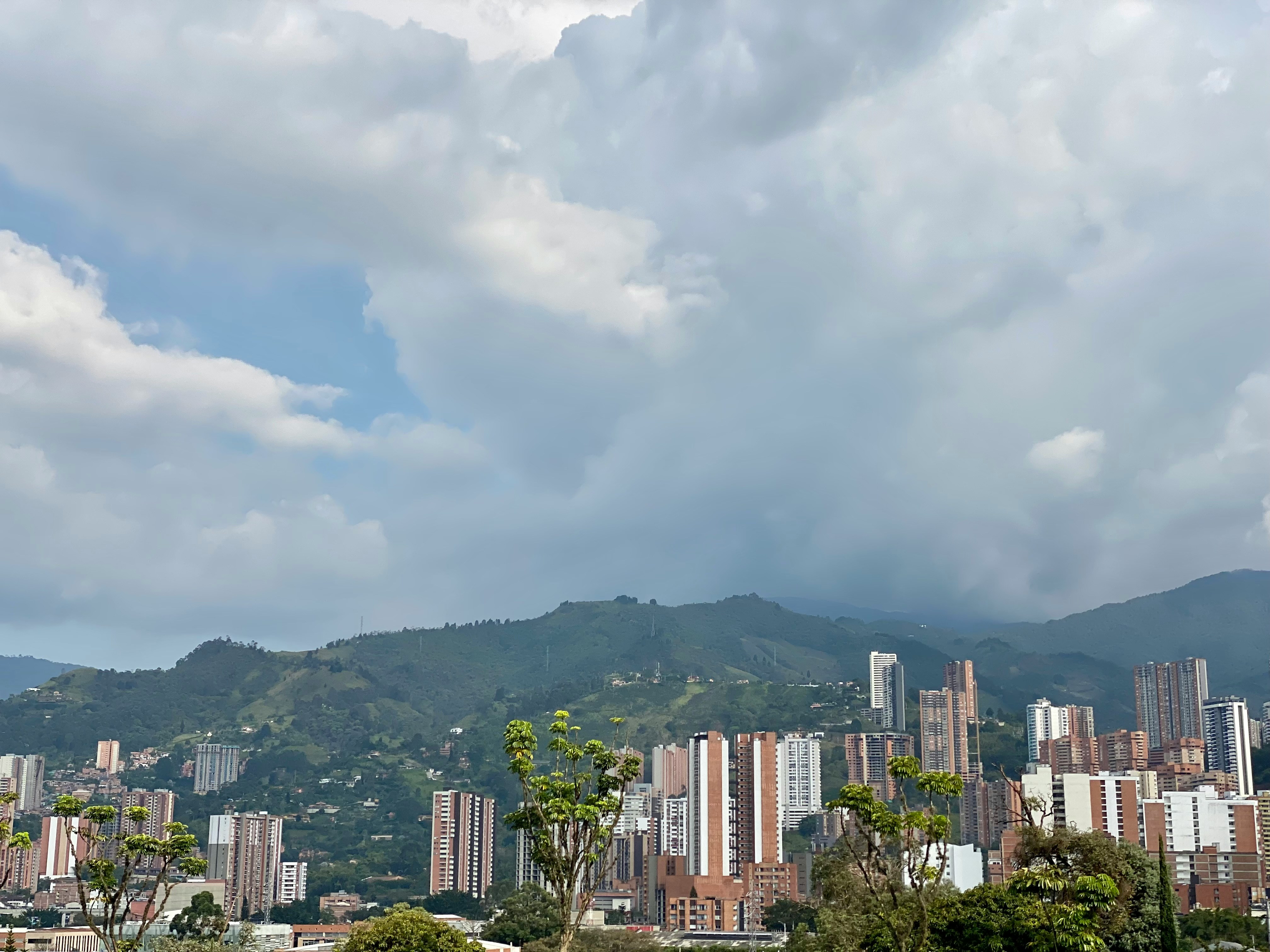 Vue panoramique de Medellín avec les montagnes environnantes au crépuscule