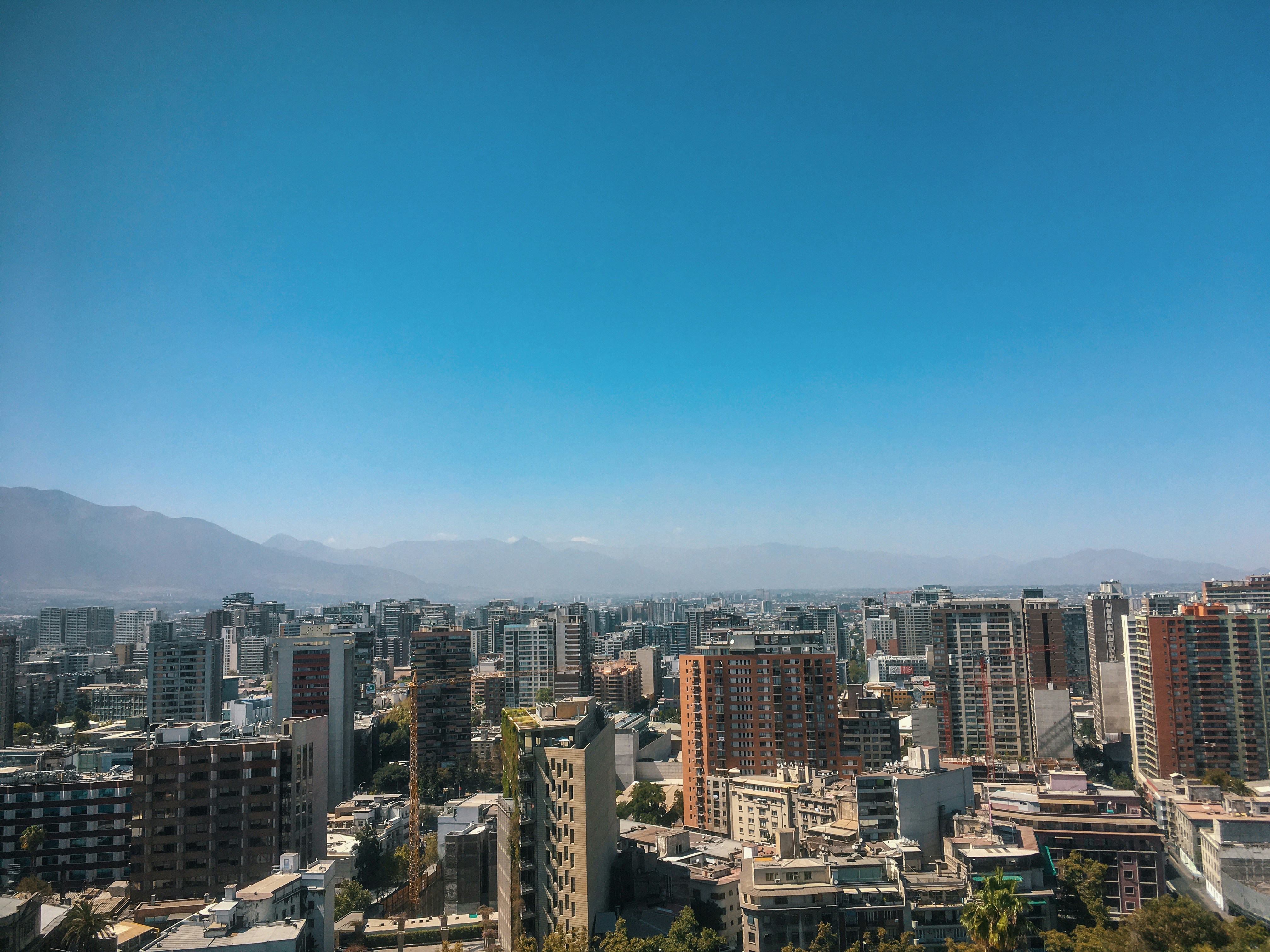 Vue panoramique sur Santiago avec les Andes en arrière-plan