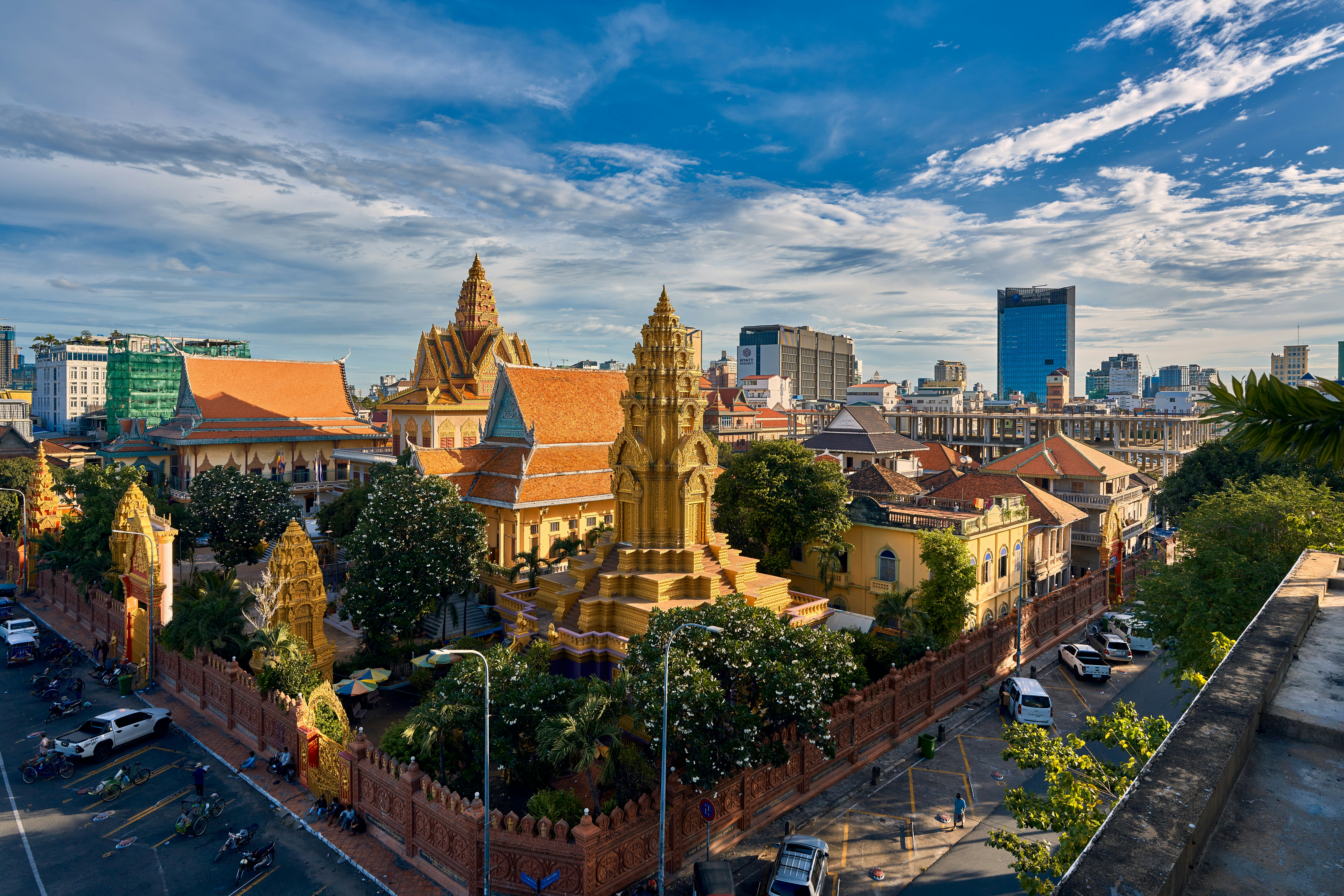 Panorama du centre-ville de Phnom Penh au coucher du soleil