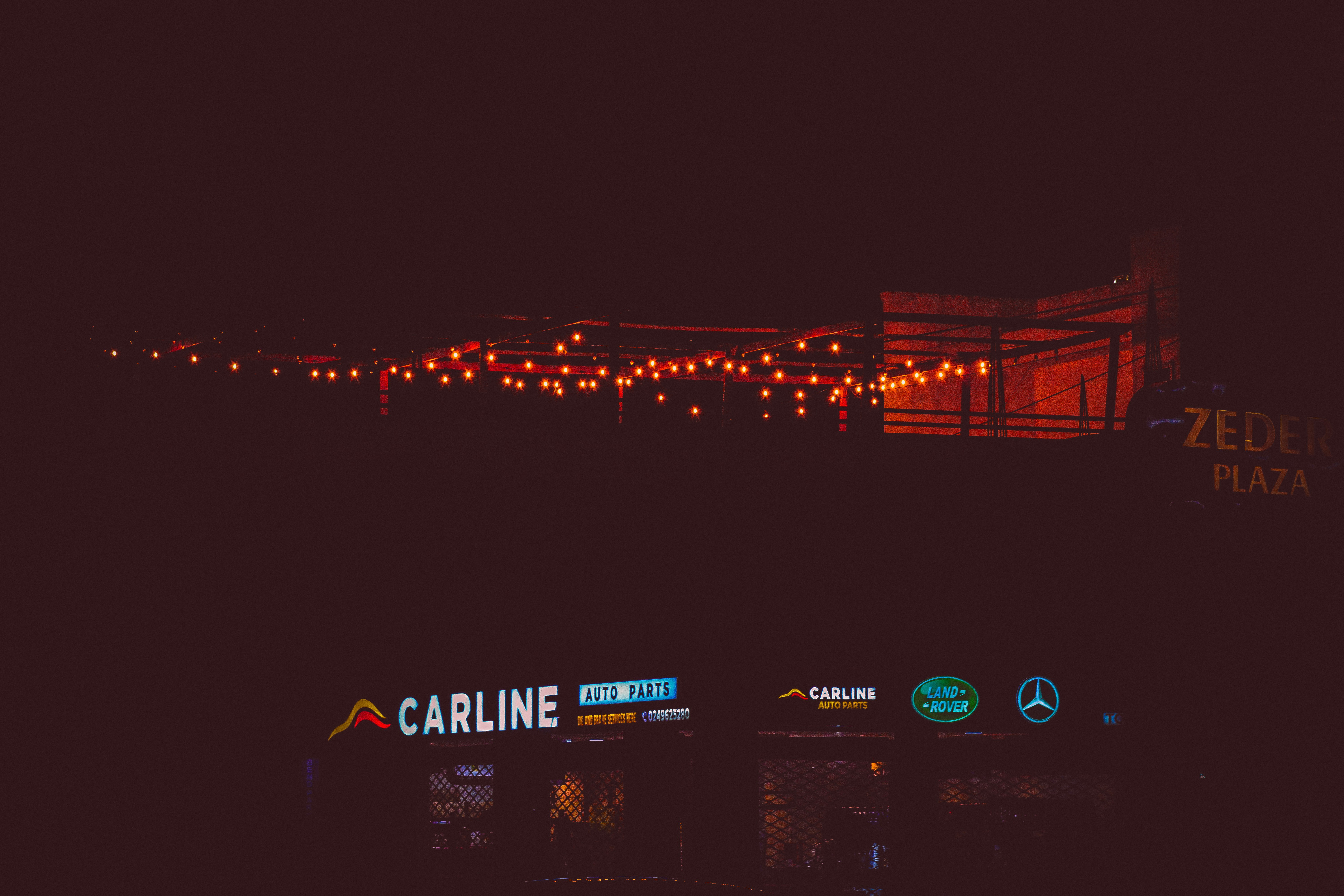 Vue urbaine colorée d'Accra, avec immeubles et marchés animés