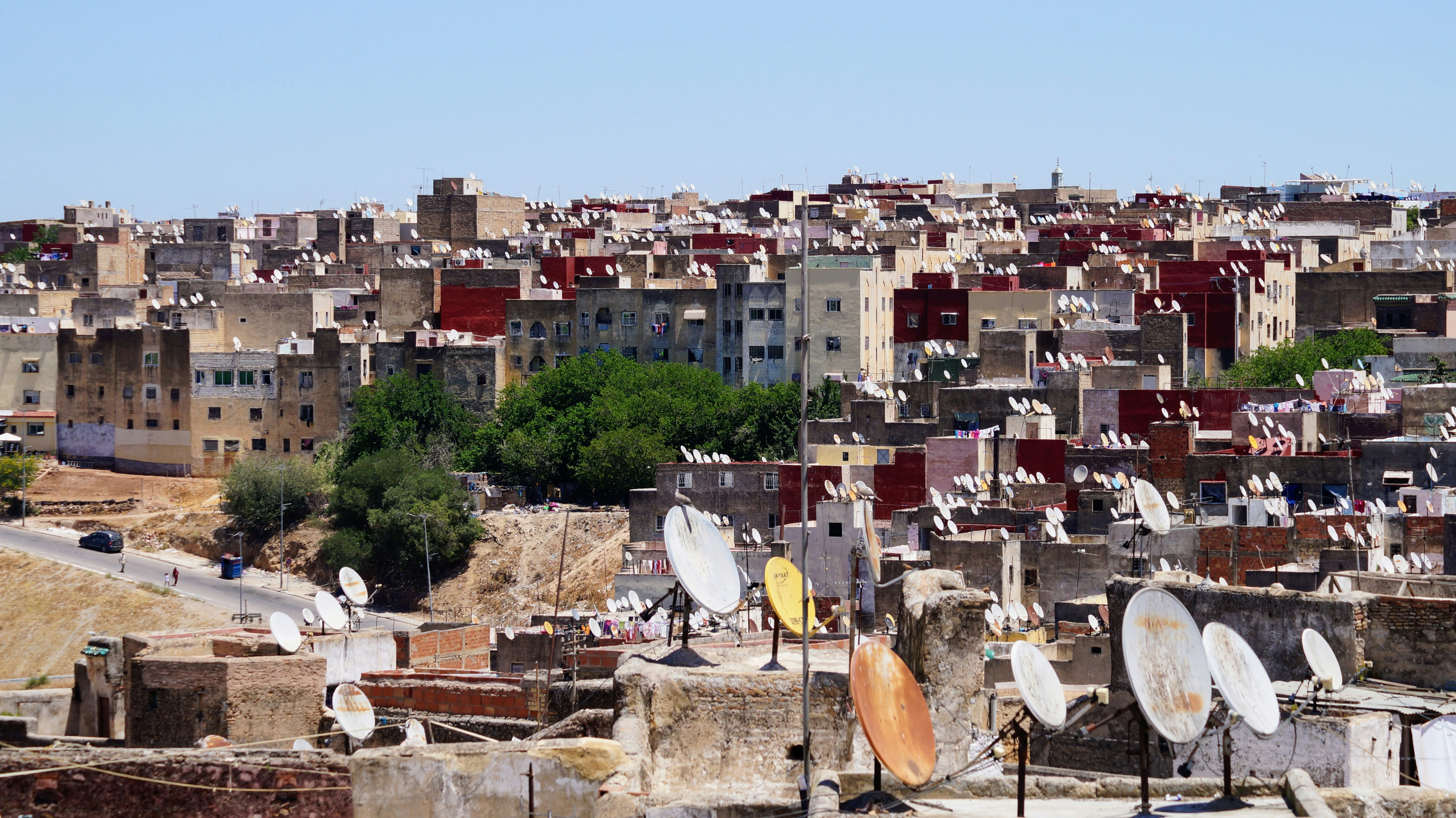 Vue des ruelles traditionnelles de la médina de Fès