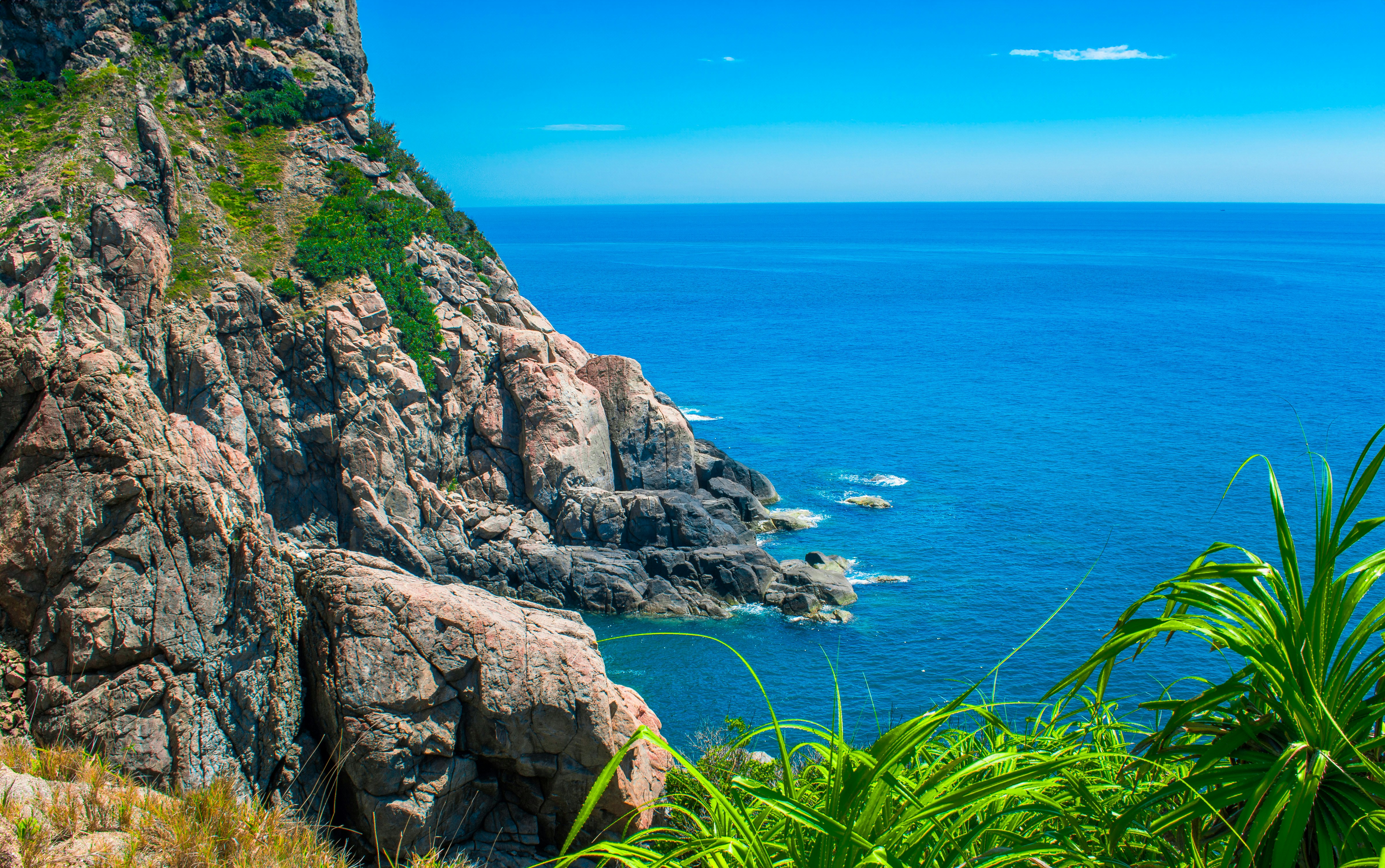 Vue panoramique de Da Nang avec la rivière, la ville et les montagnes à l'horizon