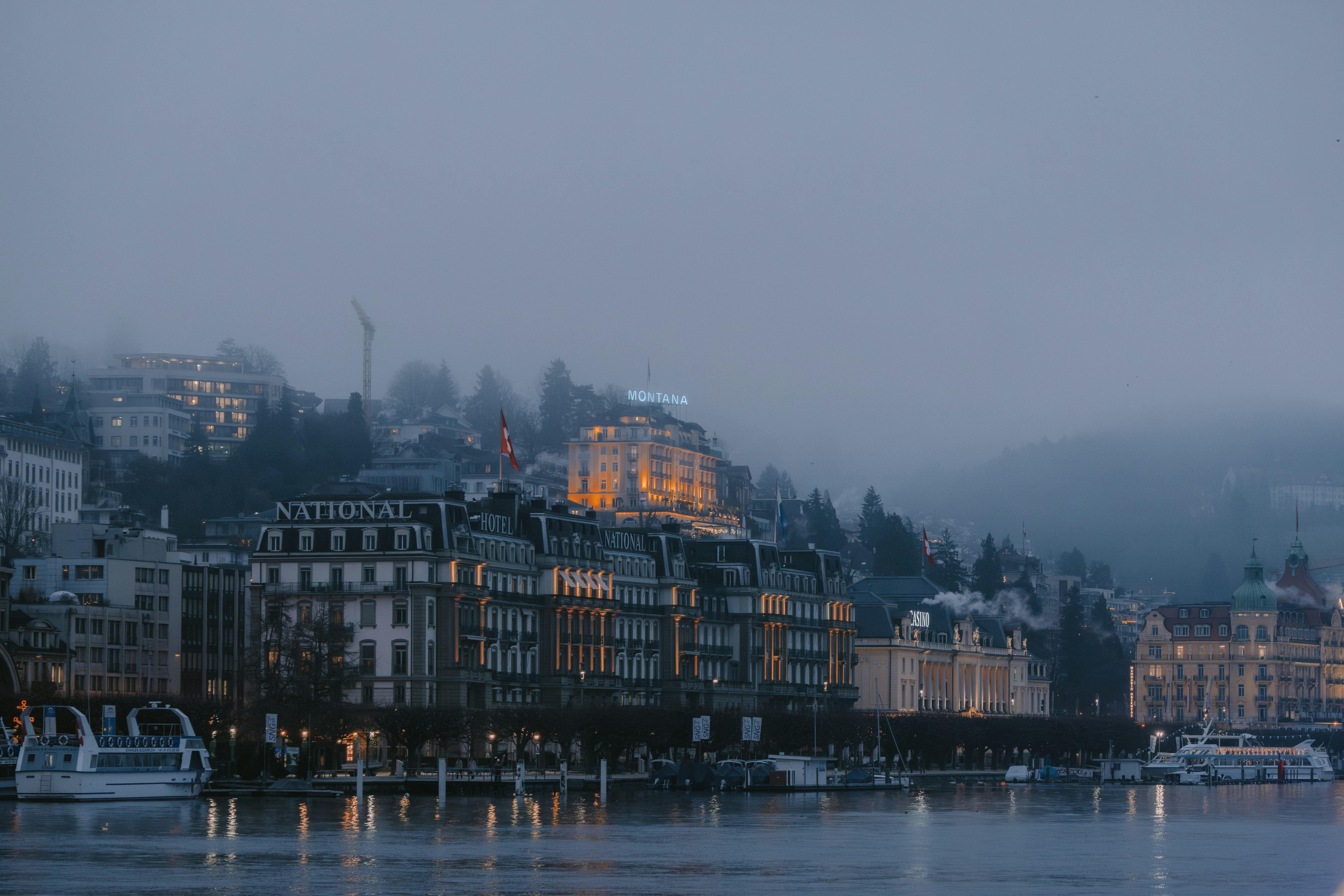 Vue sur le pont de la Chapelle et les maisons colorées de Lucerne