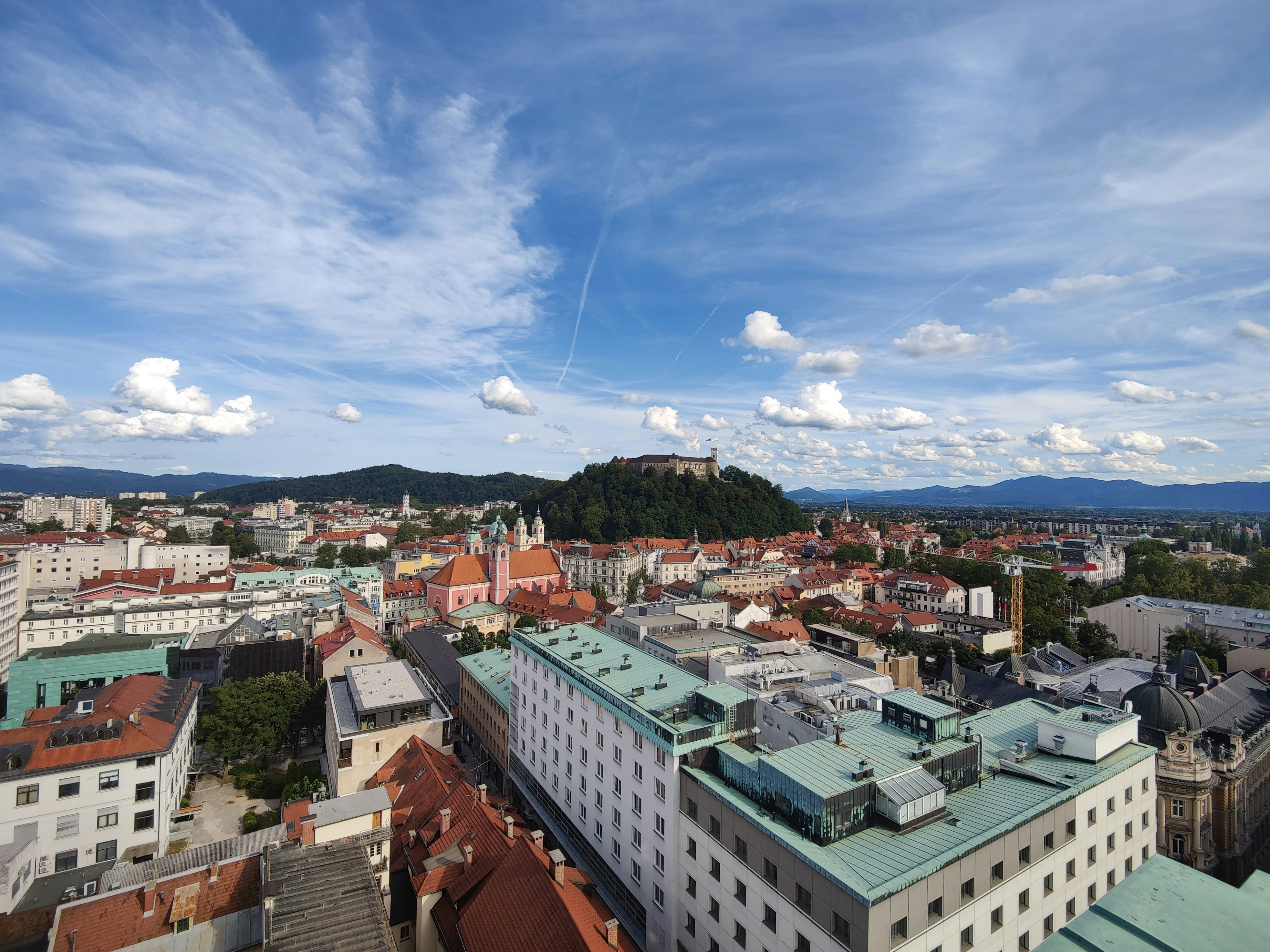 Vue pittoresque des berges de la Ljubljanica et du château de Ljubljana