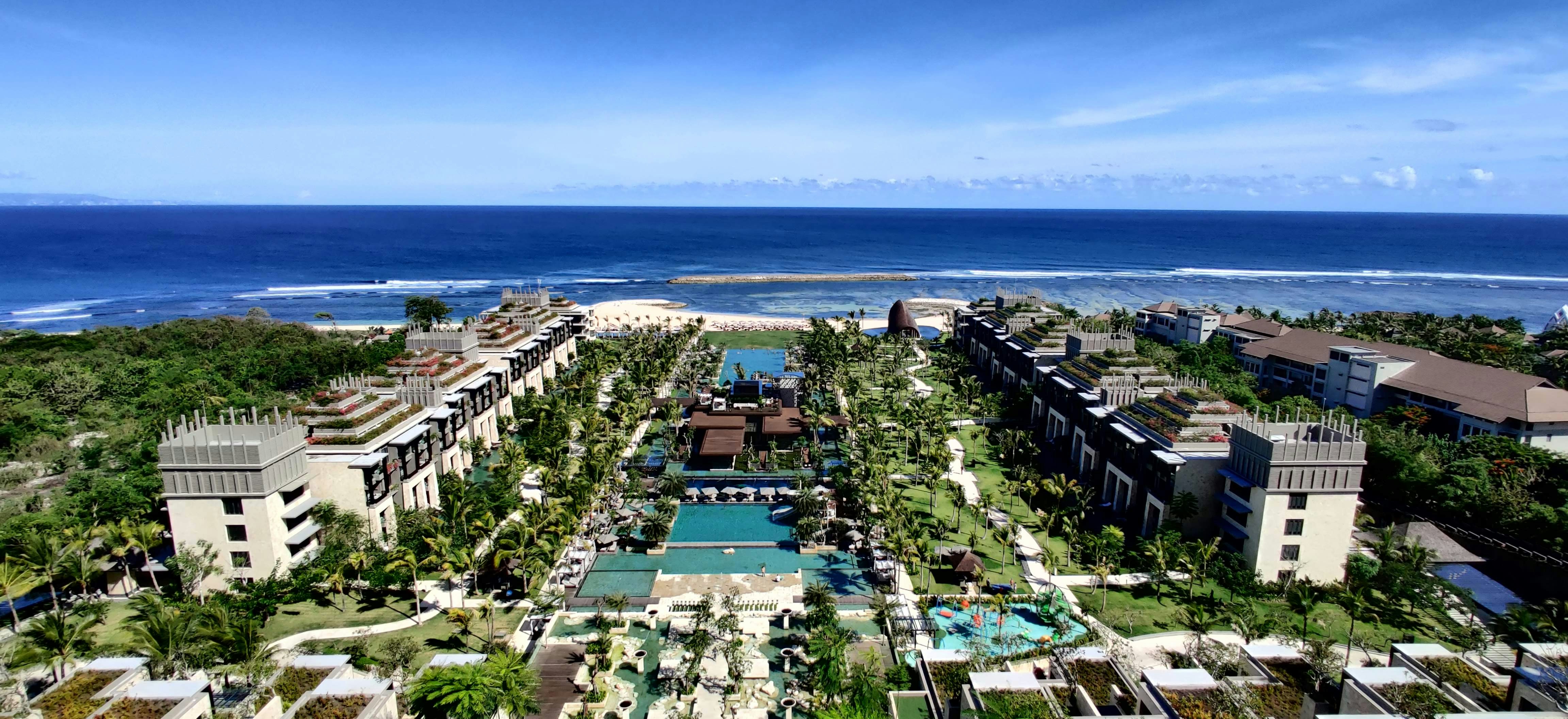 Rizières luxuriantes de Bali sous un ciel bleu lumineux