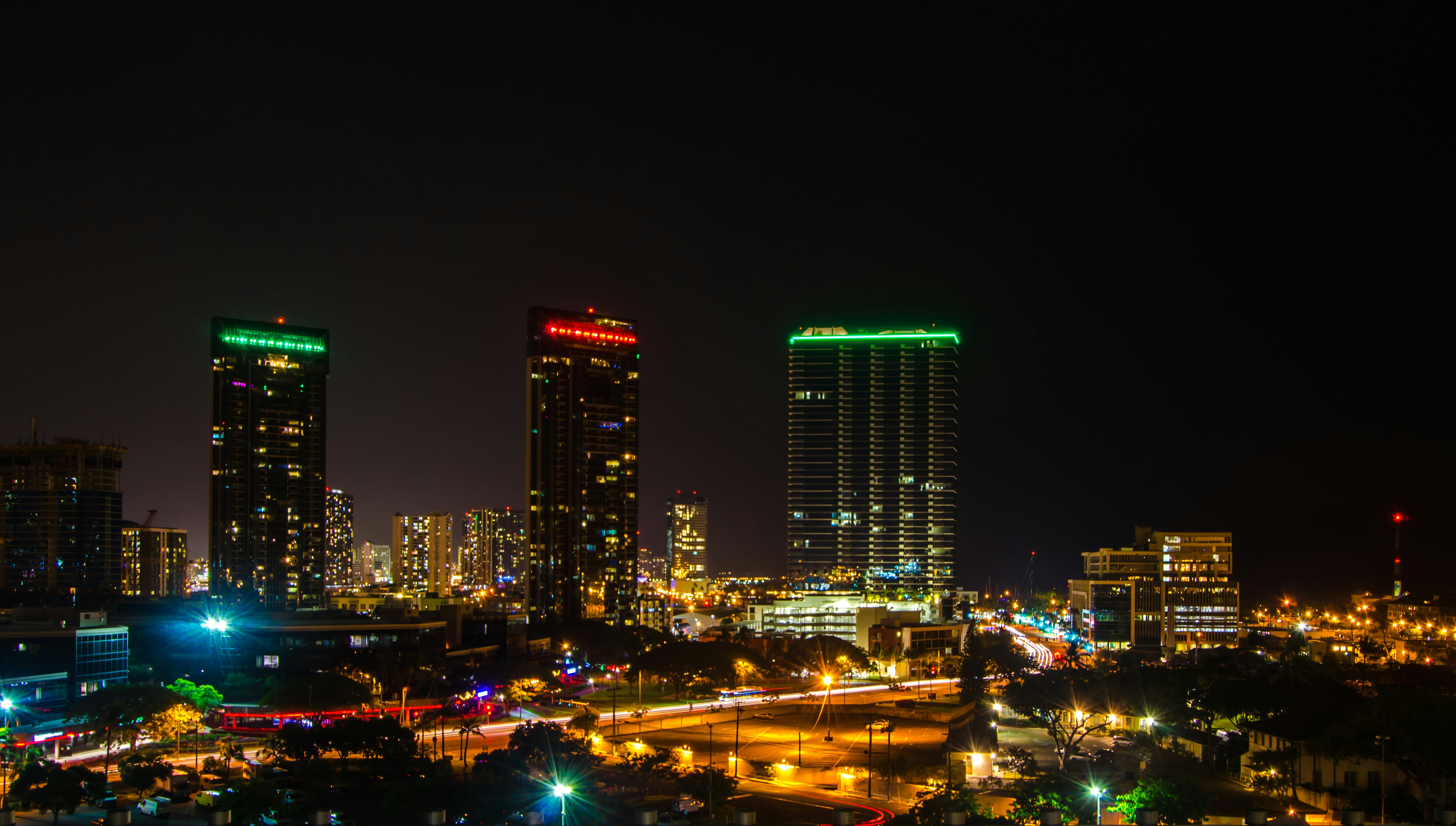 Vue ensoleillée d'Honolulu avec l'océan et les gratte-ciel