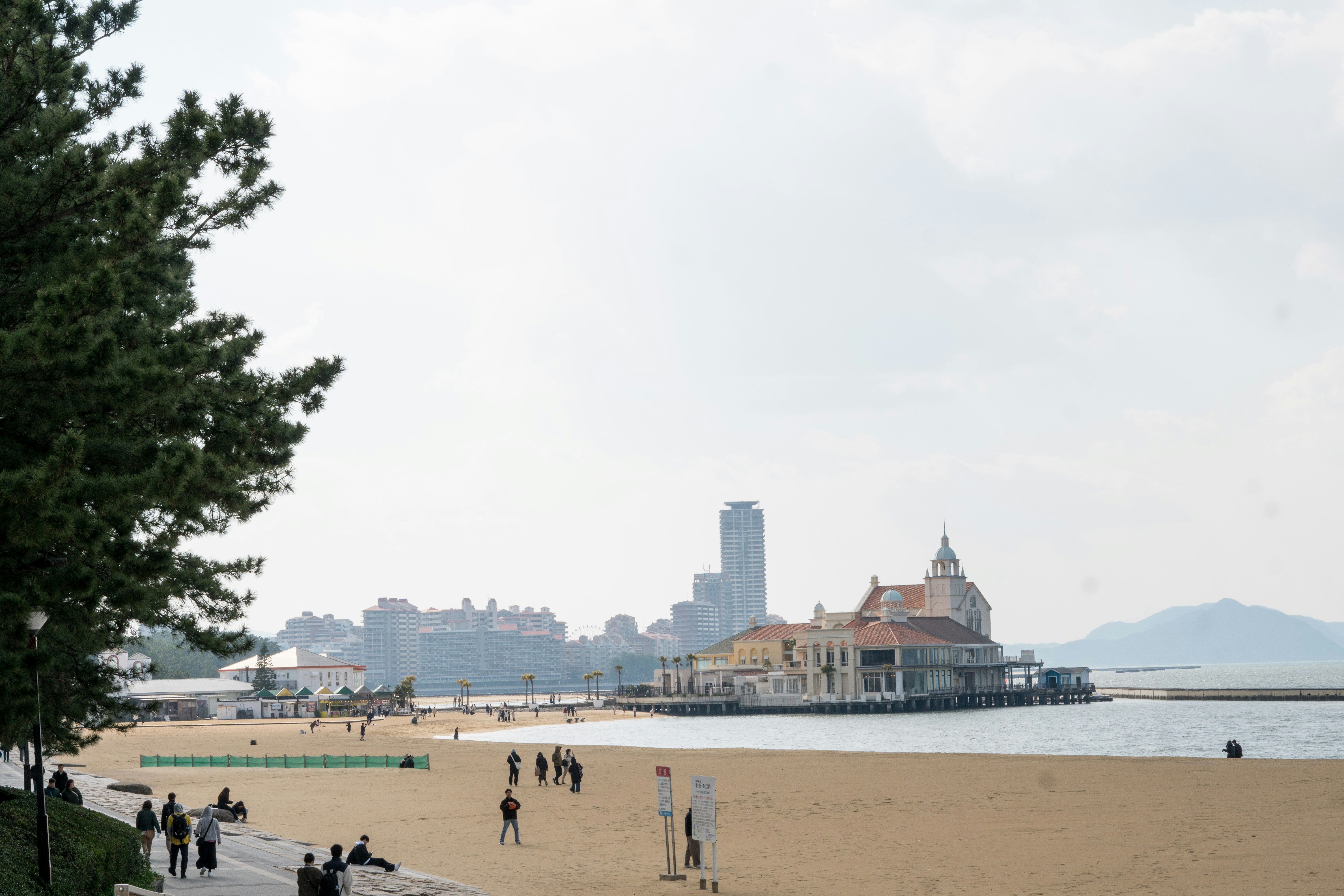 Panorama urbain de Fukuoka avec buildings modernes et ciel bleu