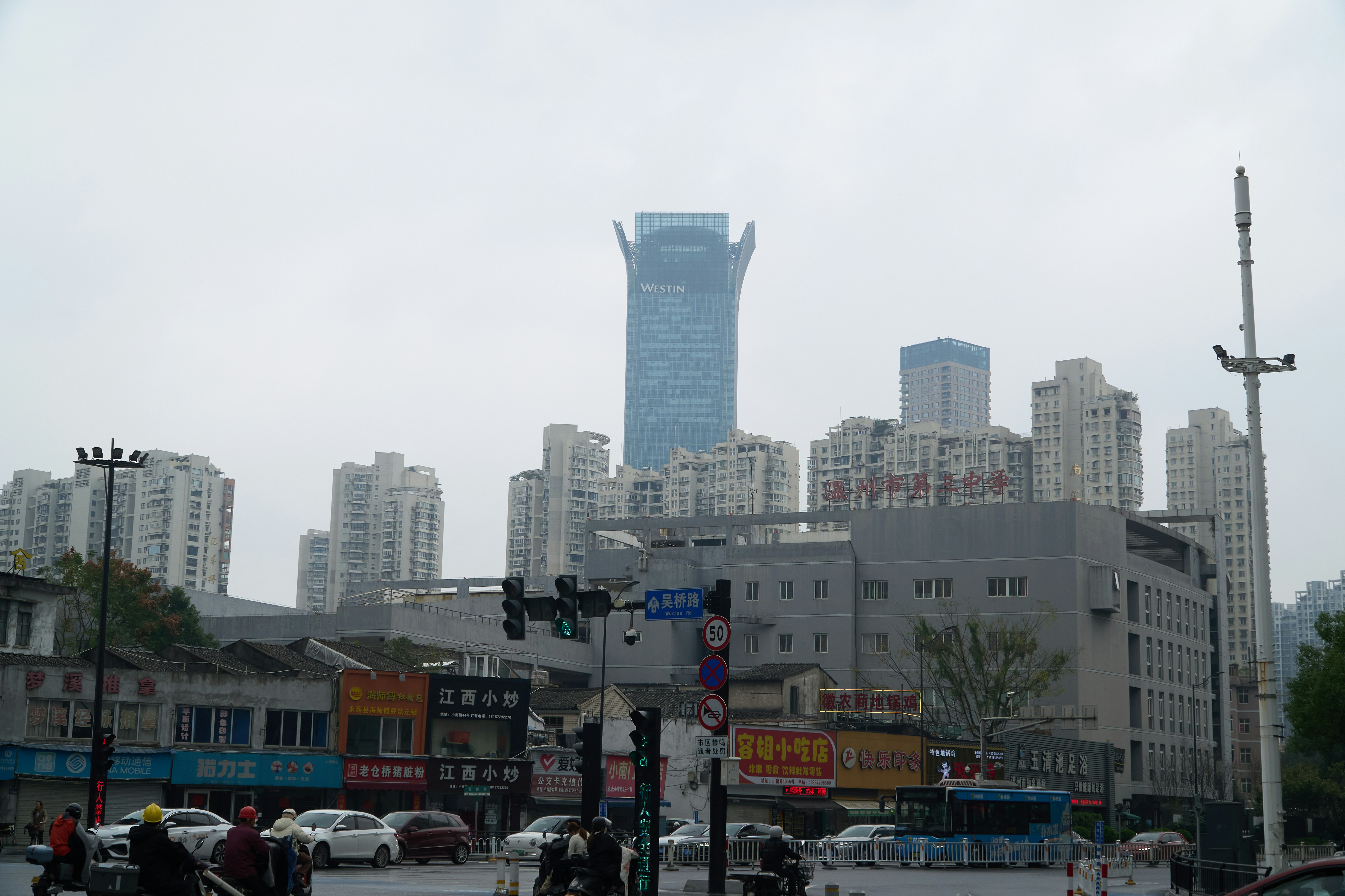 Paysage karstique et rizières autour de Hoa Lu, Vietnam